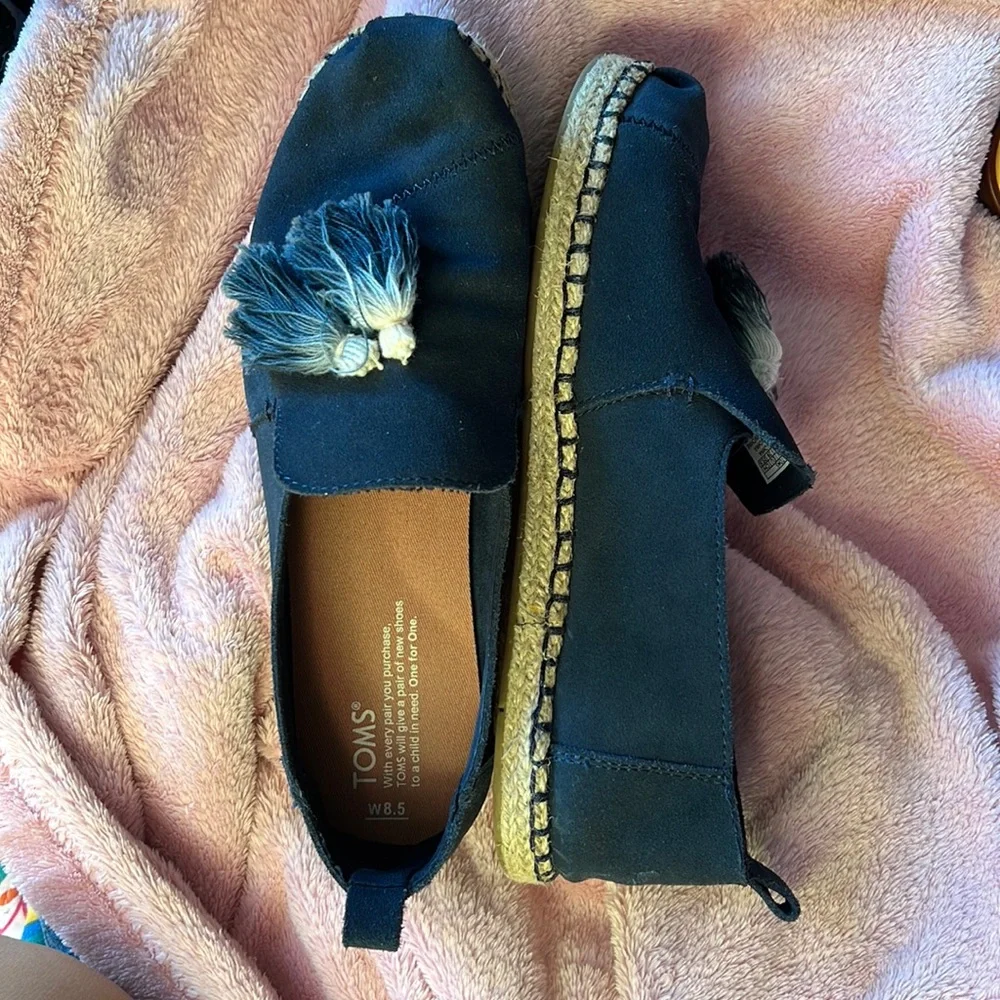 Navy Blue Toms with ombré blue tassel size 8.5. Excellent condition - Picture 1 of 4